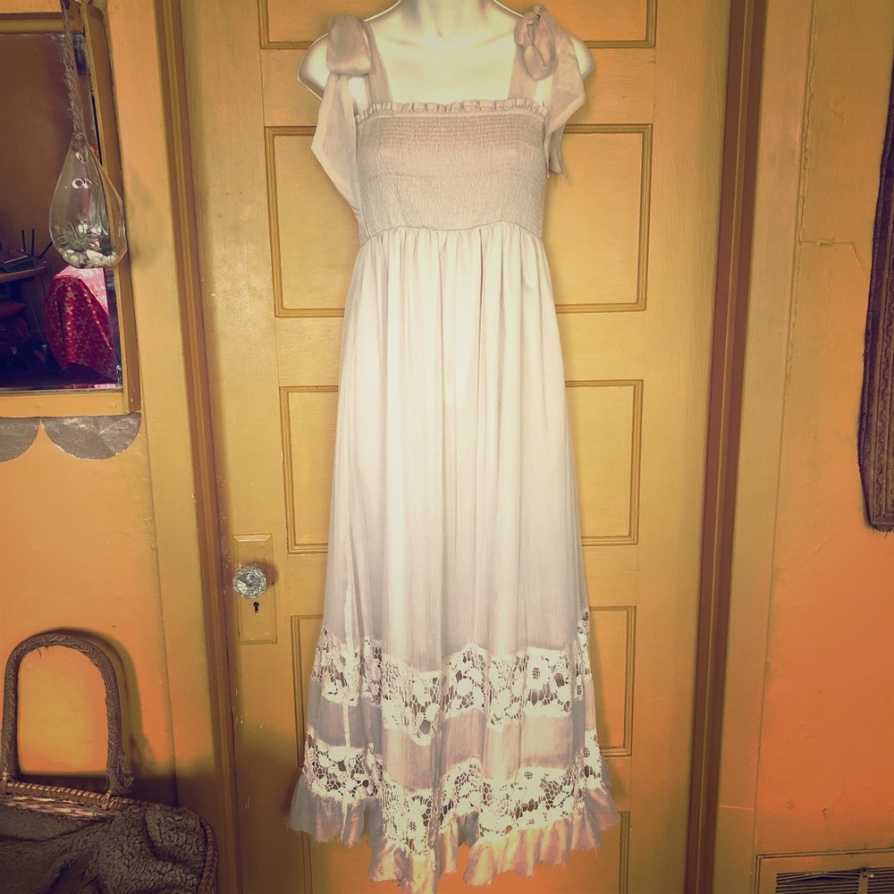 Arc & co cream maxi w/ elastic bust & lace detail